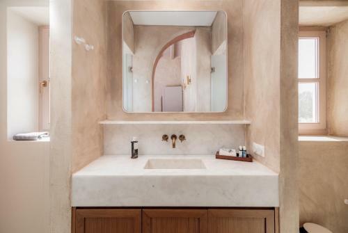 Eclectic And Secluded Estate, Villa Aegis