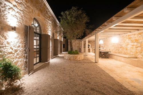 Eclectic And Secluded Estate, Villa Aegis
