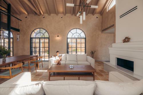 Eclectic And Secluded Estate, Villa Aegis