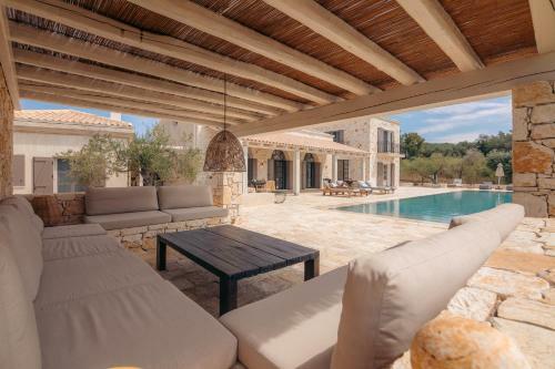 Eclectic And Secluded Estate, Villa Aegis