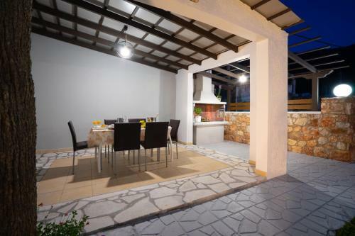 Fontana Luxury Villa Salakos With Pool Near Beach