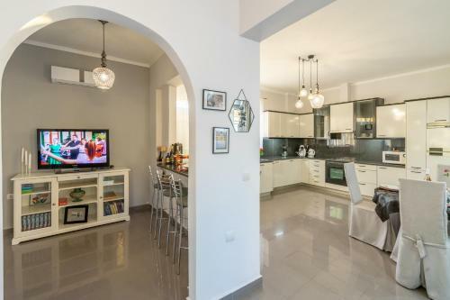 Fontana Luxury Villa Salakos With Pool Near Beach