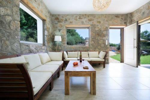 Red Roses Villa In Litsarda Chania