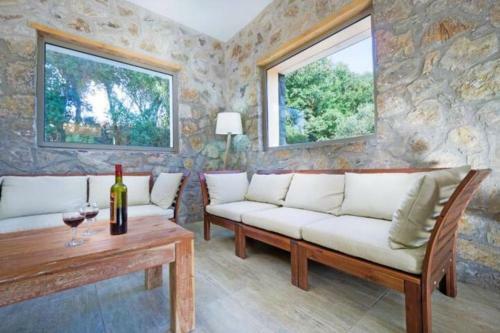 Red Roses Villa In Litsarda Chania