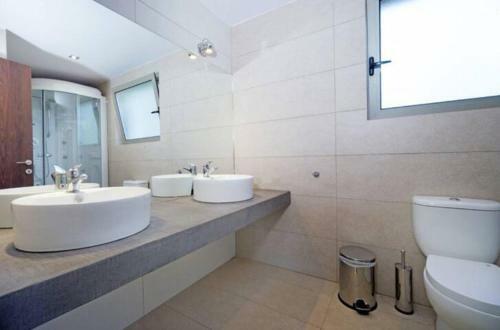 Red Roses Villa In Litsarda Chania