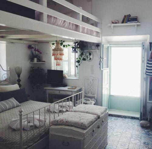 The Oceanographer's Home, A Chora Hideaway