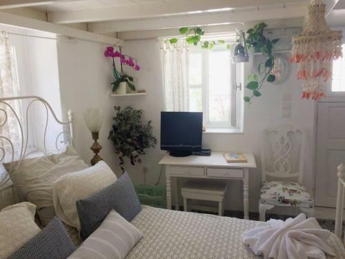 The Oceanographer's Home, A Chora Hideaway