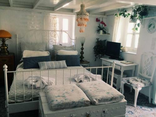 The Oceanographer's Home, A Chora Hideaway