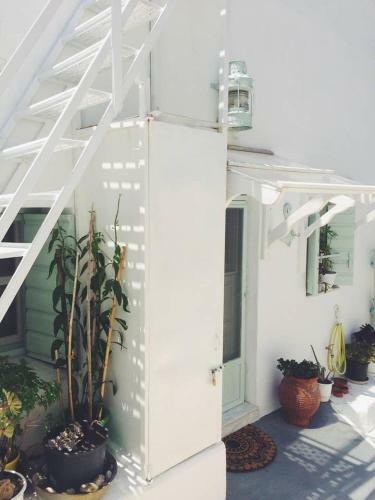 The Oceanographer's Home, A Chora Hideaway