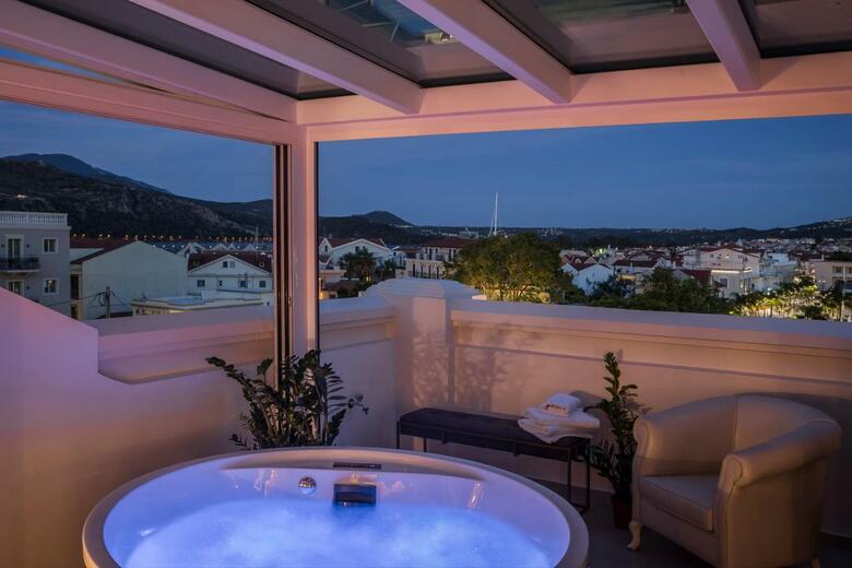 Ionian Plaza Hotel