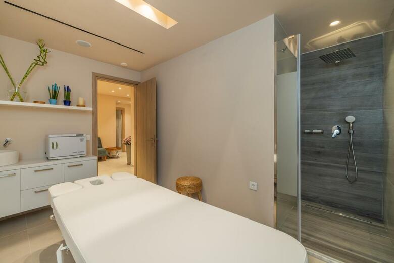 Ionian Plaza Hotel