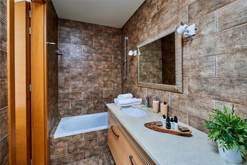 Romantic, Homely Villa Aura W Pool