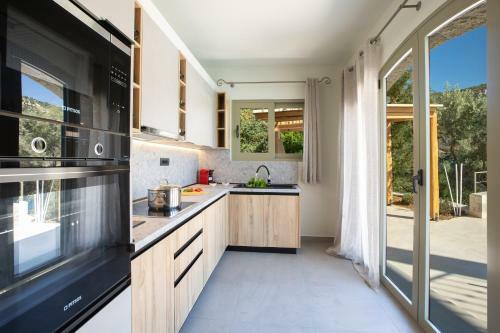 Villa Anthelia-idyllic View And Private Access To The Sea