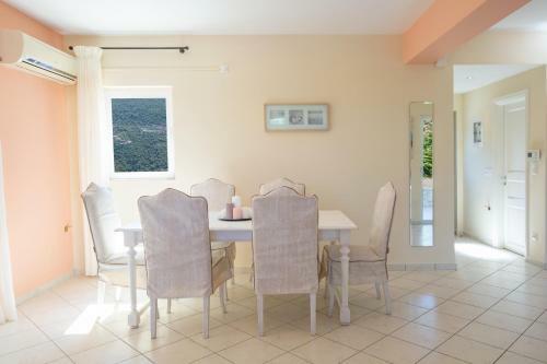 Villa Talia-a 4 Bedroom Villa With Majestic View And Infinity Pool