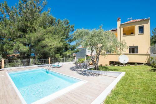 Louloudis Pool Villa