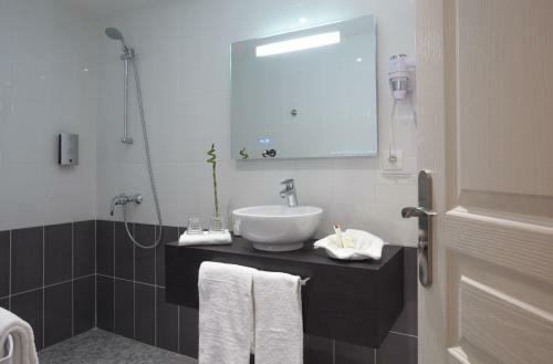 Hotel H�tel Les Pierres Dor�es