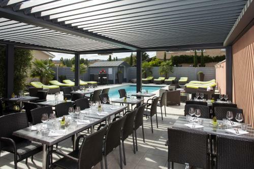 Hotel H�tel Les Pierres Dor�es