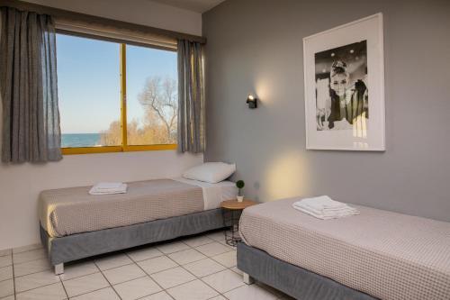 El Mar Apartments