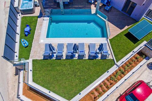 Modern Villa With Salted Water Pool,jacuzzi, Bbq!