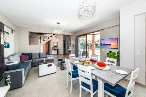 Modern Villa With Salted Water Pool,jacuzzi, Bbq!