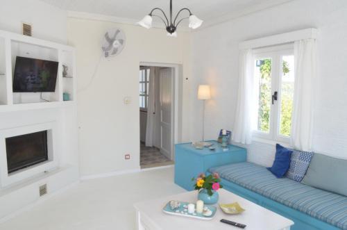 Villa Elea,suberb Seaview,nearby Beach And Town.