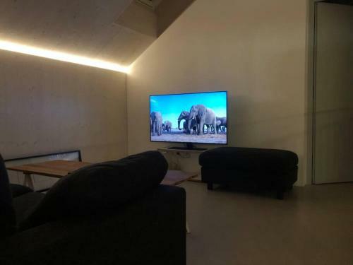 Urban Mountain Chalet With Lake View