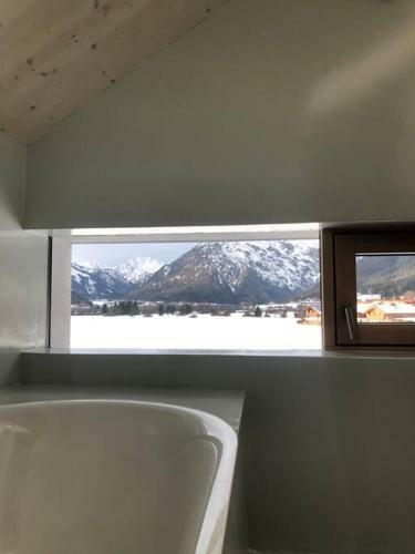 Urban Mountain Chalet With Lake View