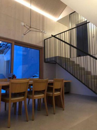 Urban Mountain Chalet With Lake View