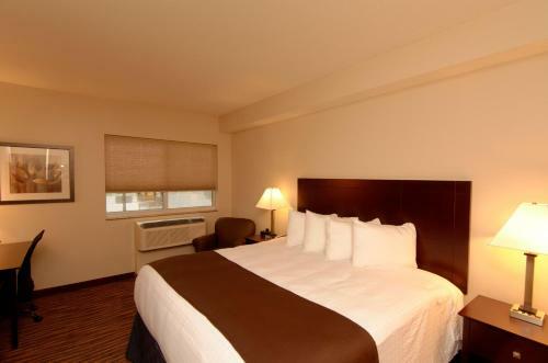 Hotel Boulders Inn & Suites