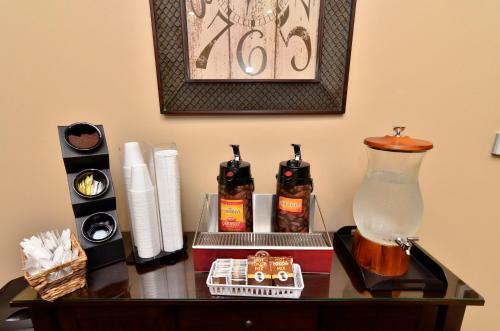 Hotel Boulders Inn & Suites