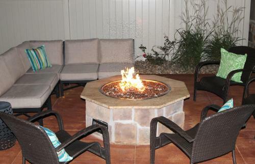 Hotel Boulders Inn & Suites