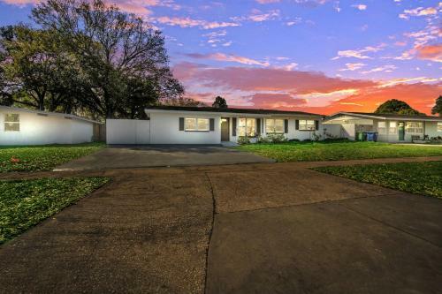 ?pool-bbq Grill-fire Pit-ping Pong- Beach?