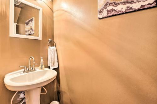 Atlanta Townhome With Patio About 9 Mi To Downtown!
