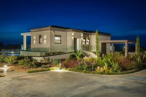 Superior Luxury Villa With Private Pool!
