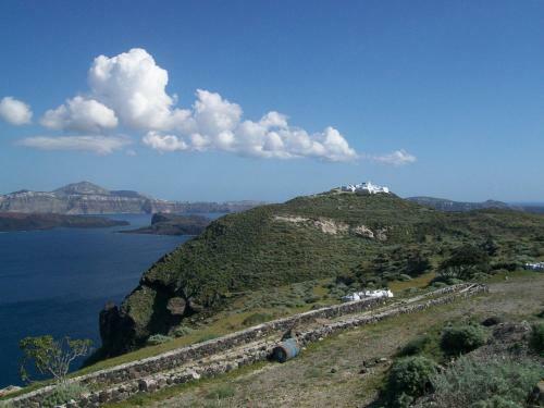Agrilia Secluded Cave House