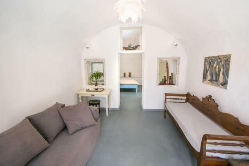 Agrilia Secluded Cave House