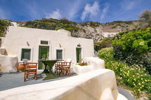 Agrilia Secluded Cave House