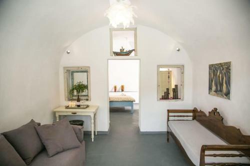 Agrilia Secluded Cave House