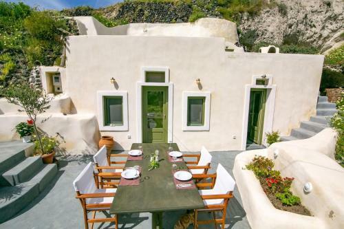 Agrilia Secluded Cave House