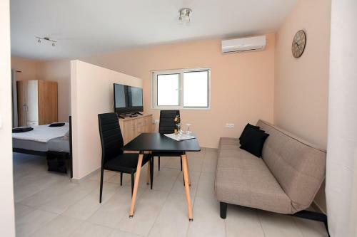 Happy Days Home Apartment Und Studio/penthouse