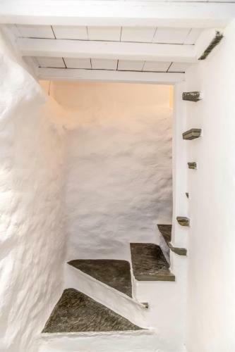 Triantaros Icon House