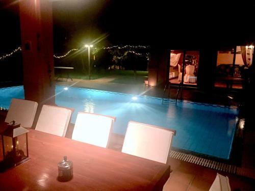 4-seasons Pool Villa Near Meteora