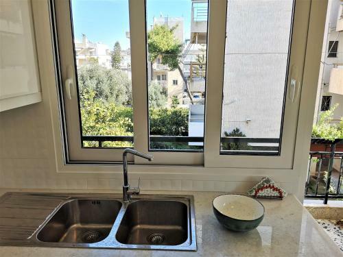 Cozy Three Bedroom Apartment In Varkiza