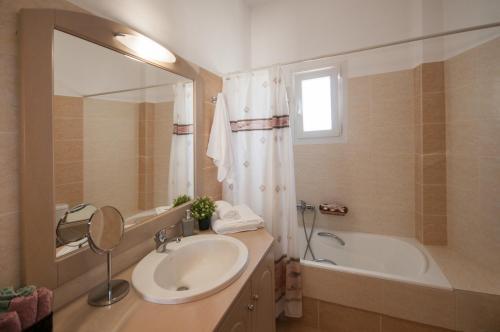 Veldi Art - Kamari Beach Apartment
