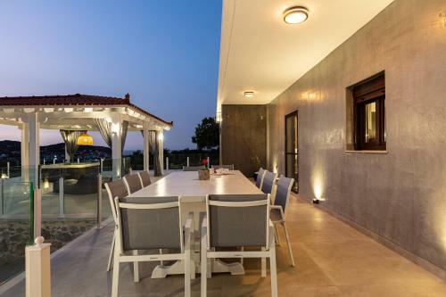 Promitheas Villa, Sea Side Resort!