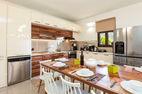Promitheas Villa, Sea Side Resort!