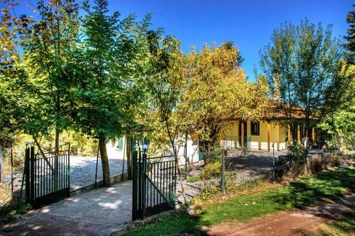 Dual House In Methydrio