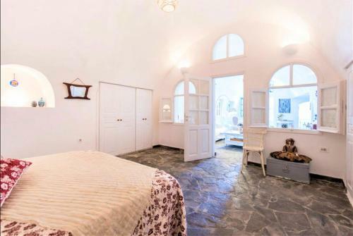 Bioclimatic Cave House Santorini