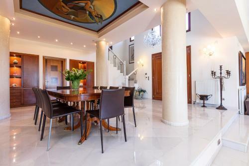 Palm Hill Villa, Royal Retreat!