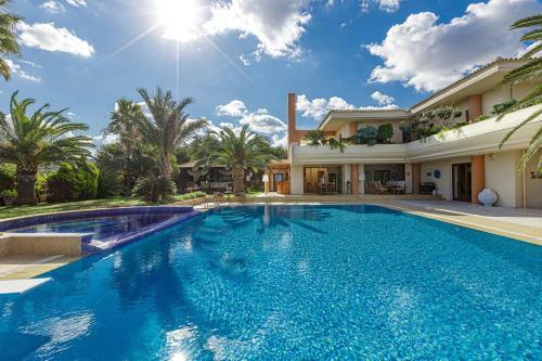 Palm Hill Villa, Royal Retreat!